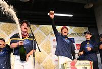ビールかけのスタートさせるソフトバンク・栗原陵矢（左）＝みずほＰａｙＰａｙドーム（撮影・山口登）