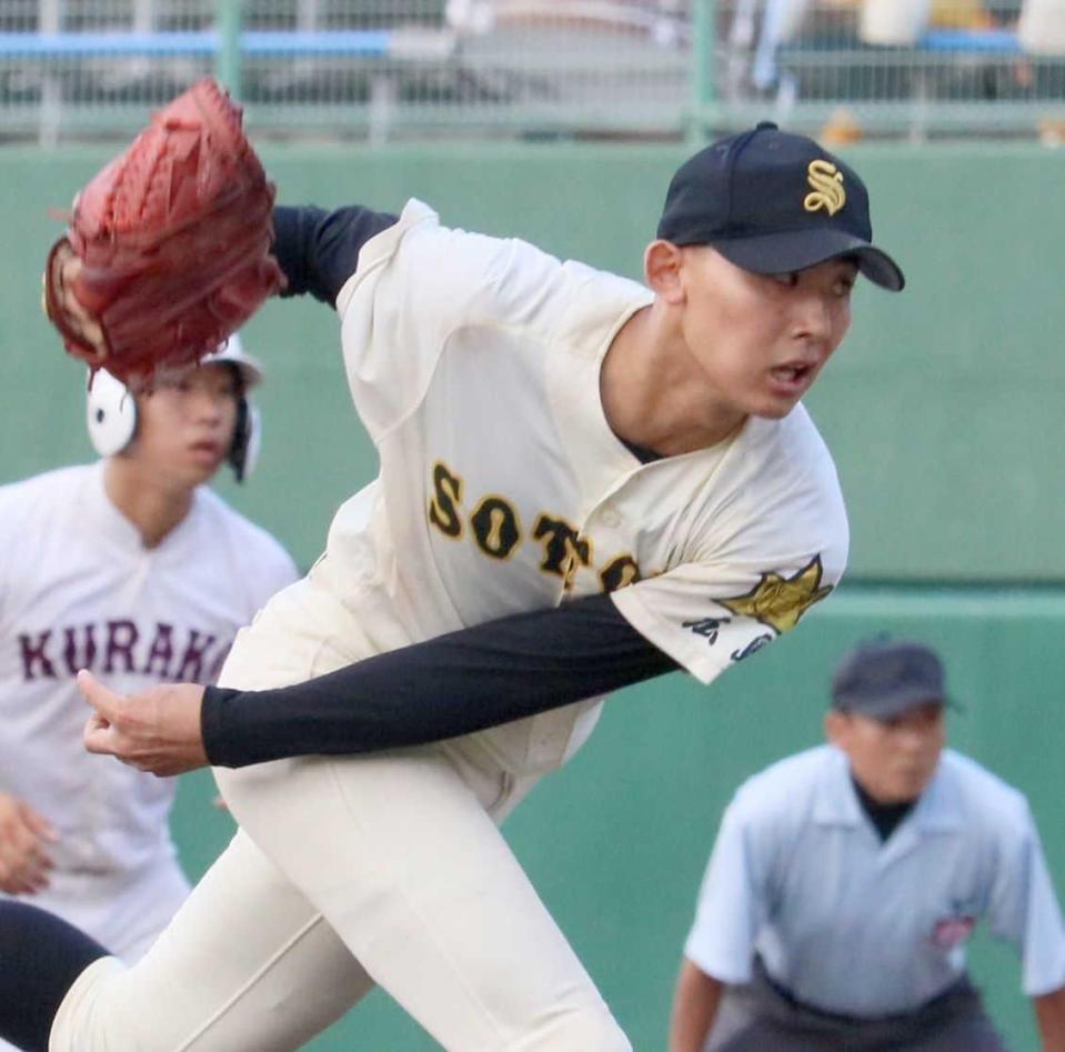 ２番手で登板し、力投する崇徳・西（撮影・市尻達拡）