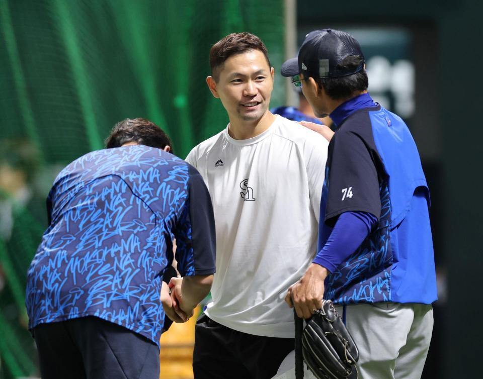 河田コーチ（右）と山崎（左）と談笑する中村晃（撮影・立川洋一郎）