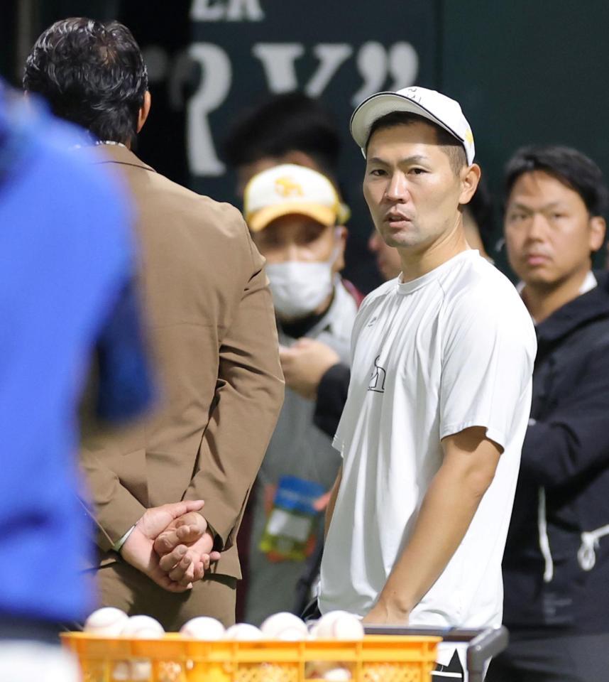 内川聖一氏（左）と談笑する中村晃（撮影・立川洋一郎）