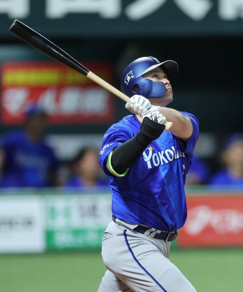 １回、右越えに先制２ランを放つ佐野（撮影・山口登）