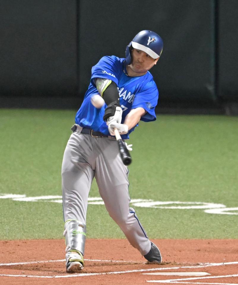 １回、先制２ランを放つ佐野（撮影・飯室逸平）