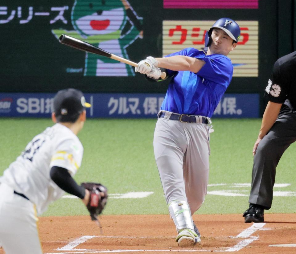 １回、佐野が右越えに先制２ランを放つ