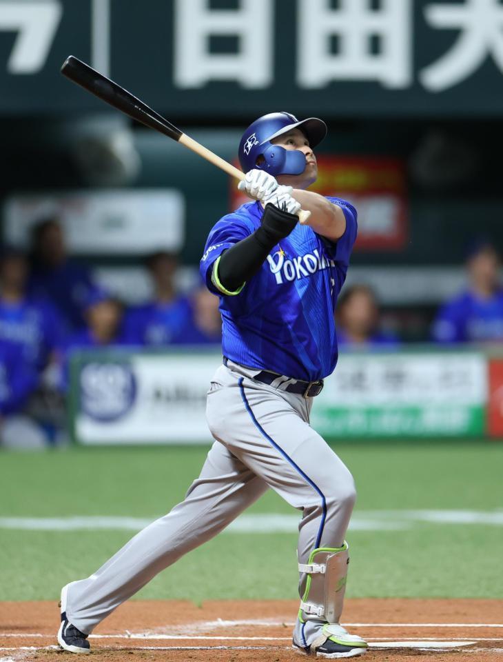１回、佐野が右越えに先制２ランを放つ