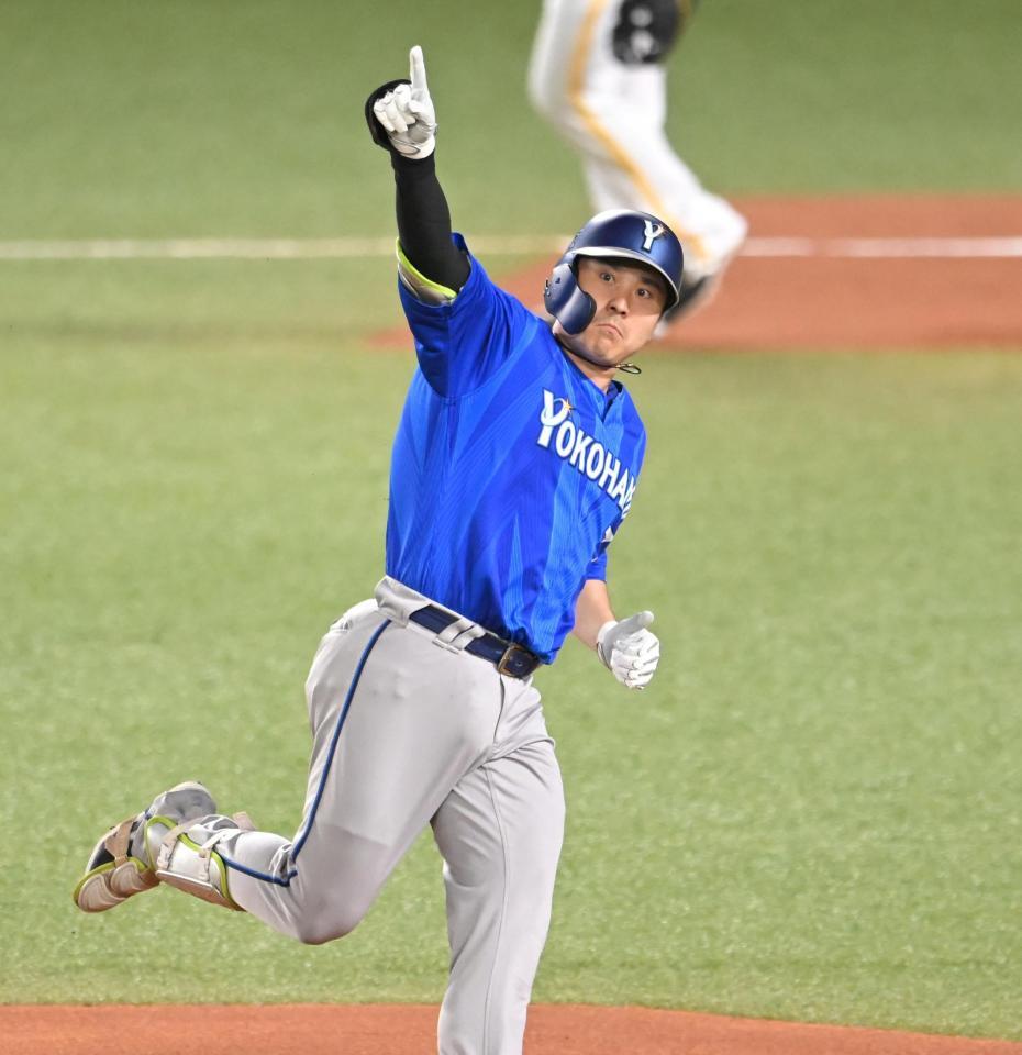 １回、先制２ランを放つ佐野（撮影・飯室逸平）