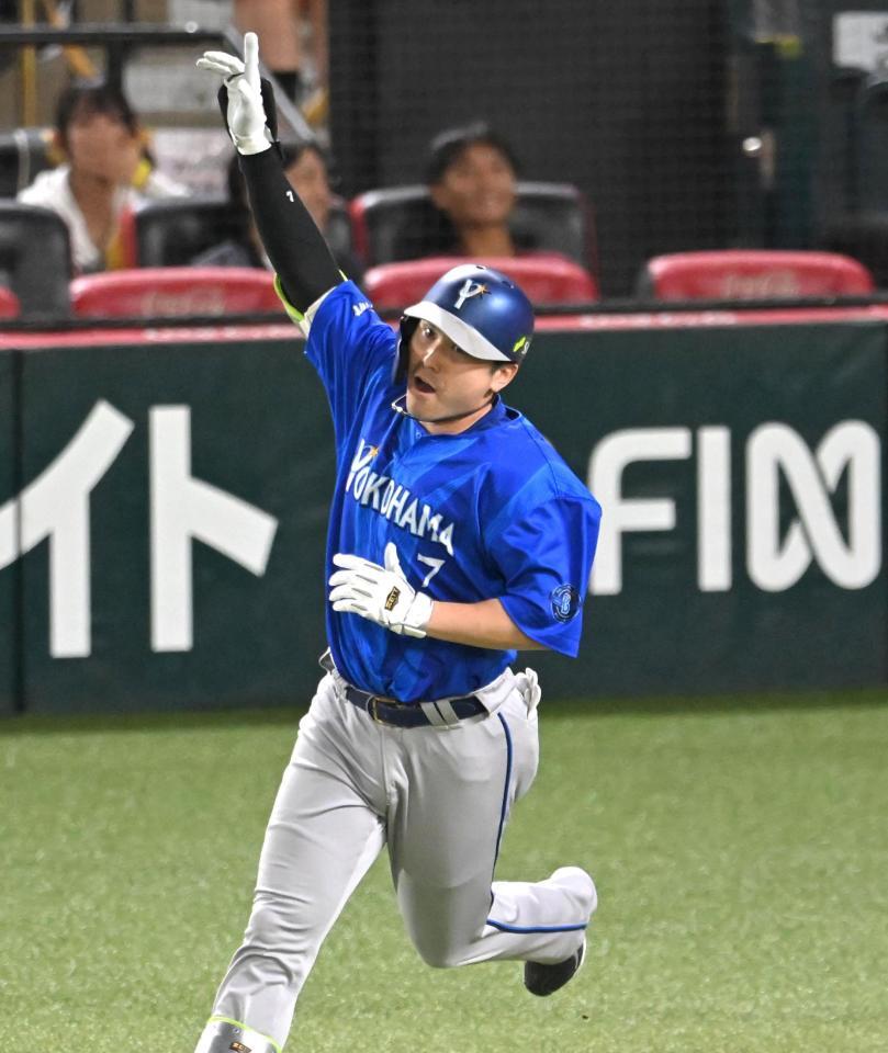 １回、先制２ランを放つ佐野（撮影・飯室逸平）