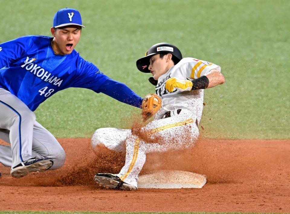 ４回、二盗を決めるソ周東（撮影・飯室逸平）