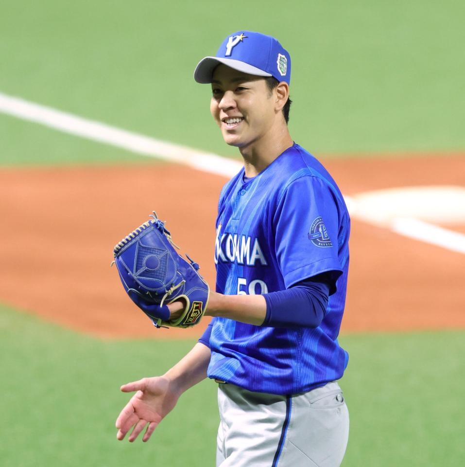 １回を投げ終えて笑顔を見せる平良（撮影・立川洋一郎）