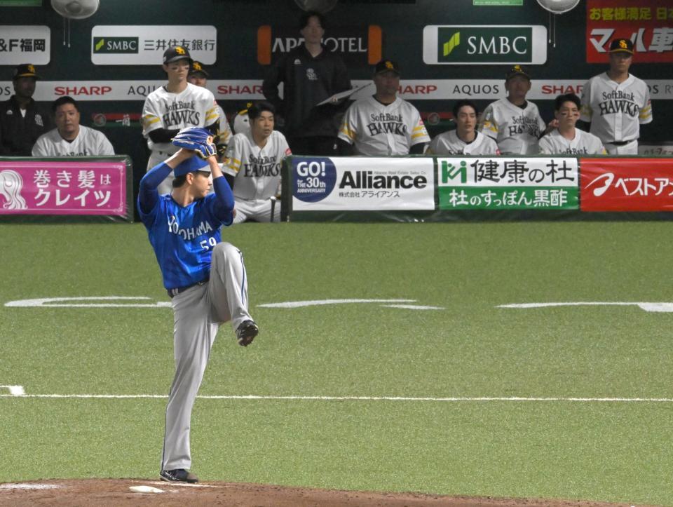 ソフトバンク打線相手に力投する平良（撮影・飯室逸平）