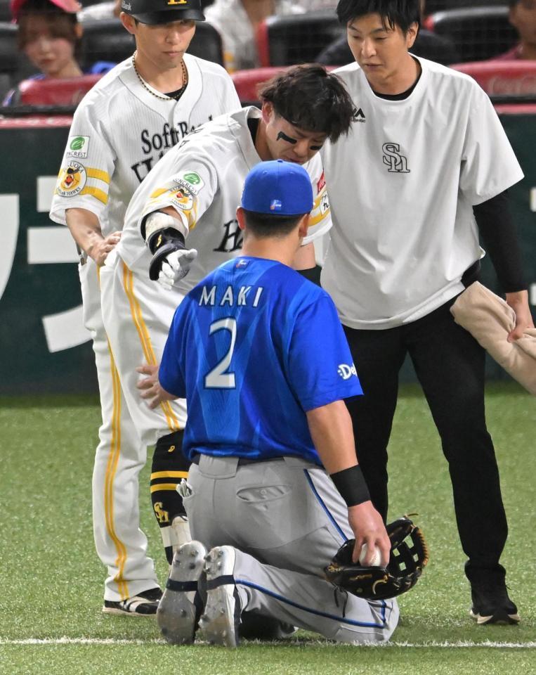 ５回、塁上で交錯後、互いに声を掛け合う牧と牧原大（撮影・飯室逸平）