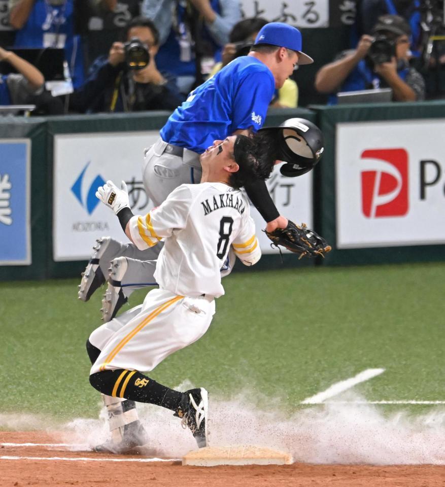 ５回、一塁上で牧と交錯する牧原大（撮影・飯室逸平）