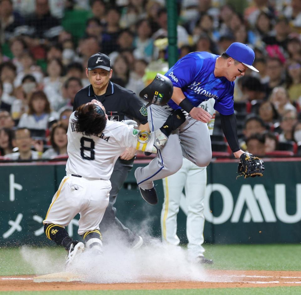５回、一塁へ駆け込んだ牧原大（左）と交錯する牧（撮影・立川洋一郎）