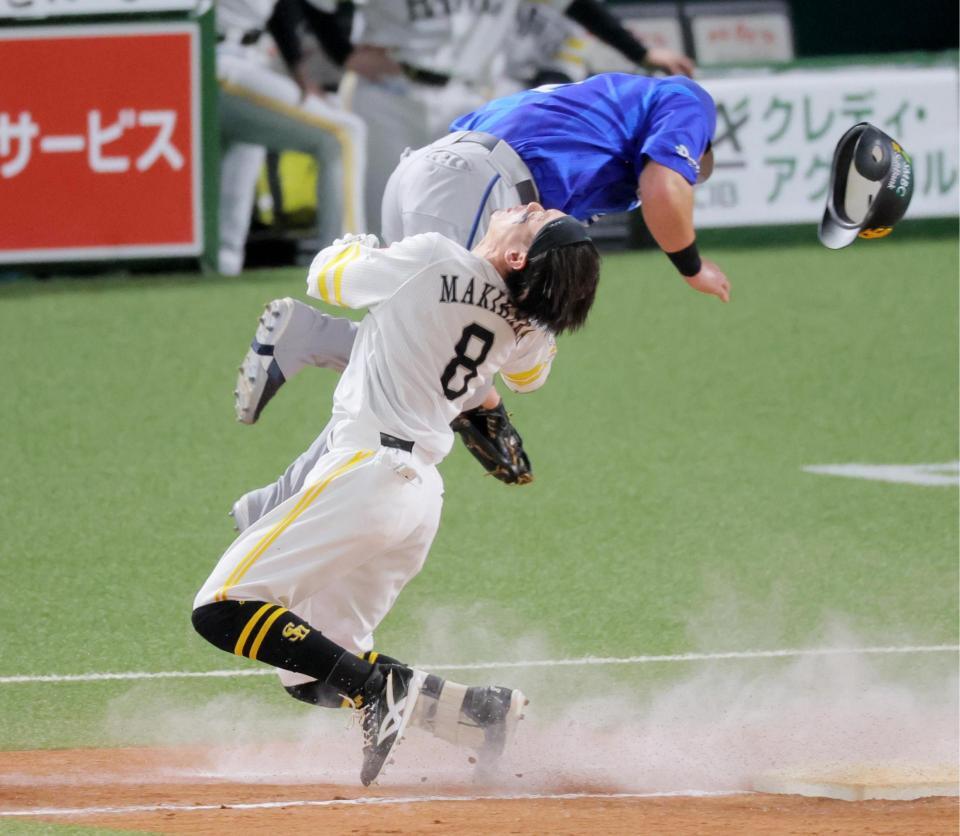 ５回、の二塁手・牧（左）と交錯する打者走者の牧原大