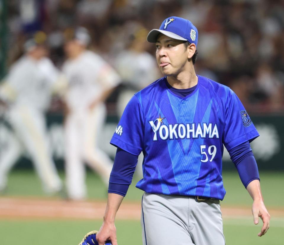 ４回に勝ち越しを許し、ベンチに戻る平良