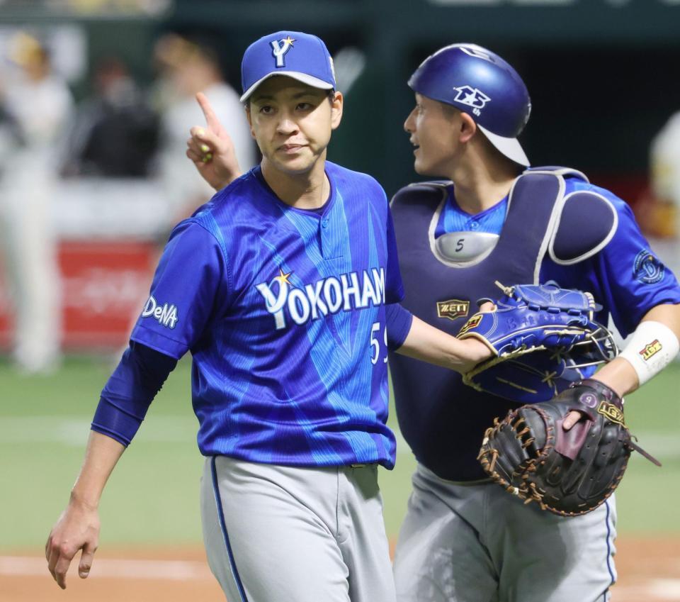 １回を投げ終え、ベンチに戻る平良（左）と松尾