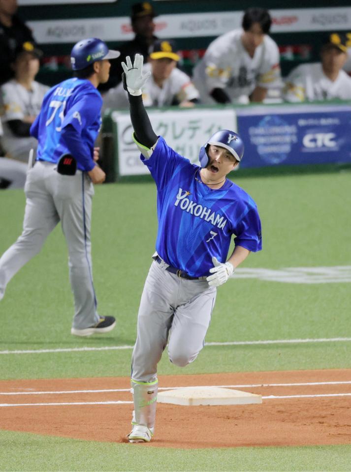 １回、先制２ランを放ち、ポーズをとる佐野