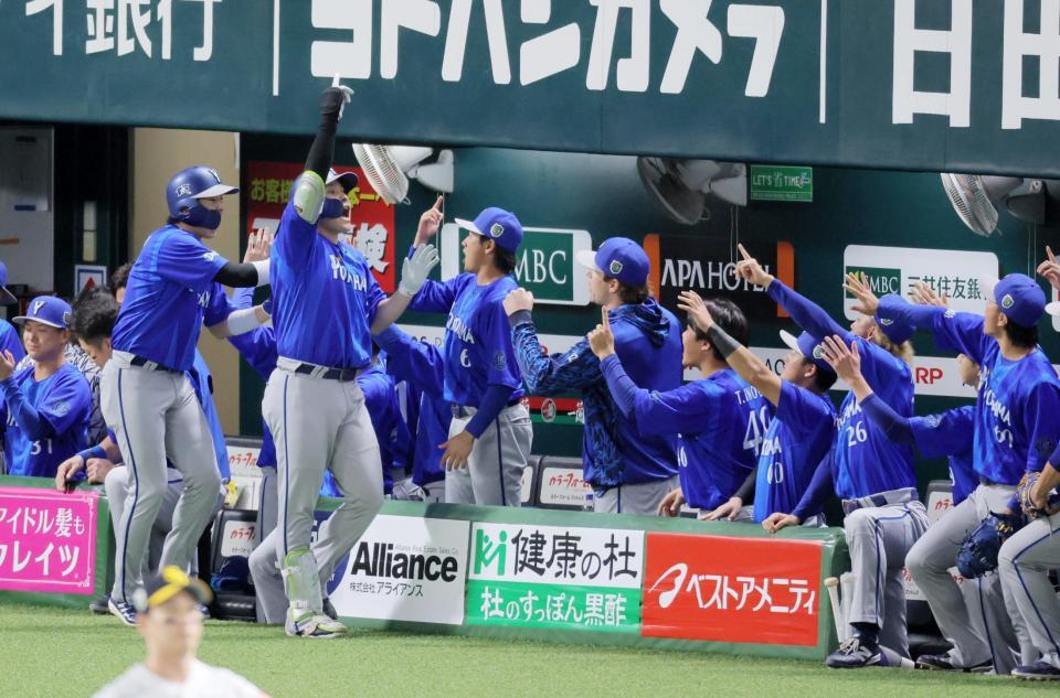 １回表、先制２ランを放ち、ナインに迎えられるＤｅＮＡ・佐野（手前左から２人目）　※※　＝みずほペイペイドーム