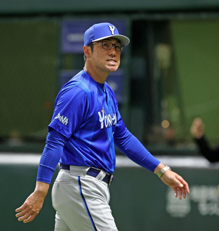 ７回表が終わり選手交代を告げた相川監督（撮影・立川洋一郎）