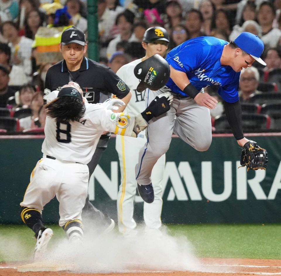 ５回、一ゴロを放った牧原大（８）と一塁ベースカバーに入った二塁手・牧が交錯
