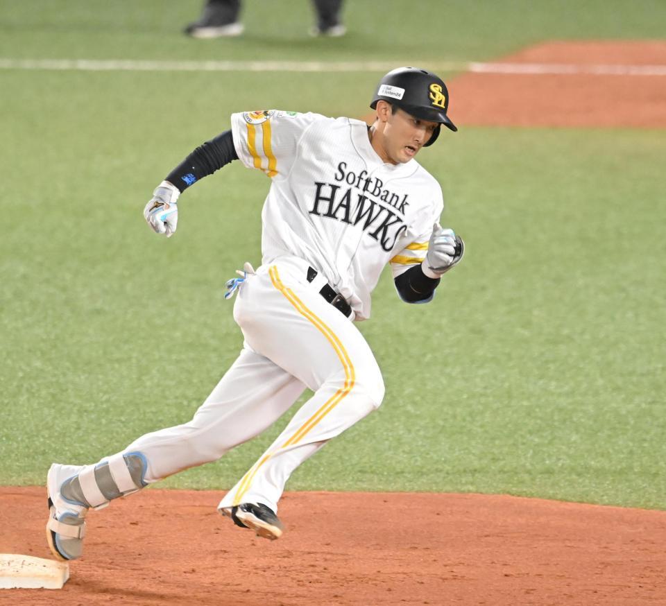 ４回、同点打を放ち、三塁へ向かう山本祐（撮影・飯室逸平）