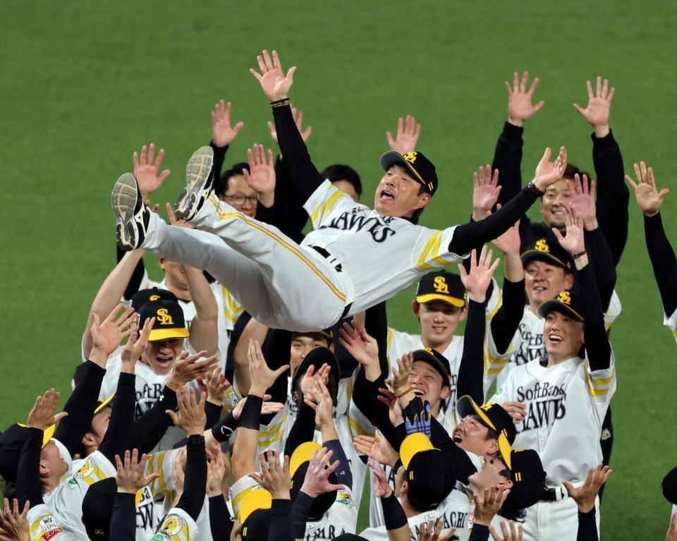 日本一を達成し胴上げされる小久保監督（撮影・山口登）