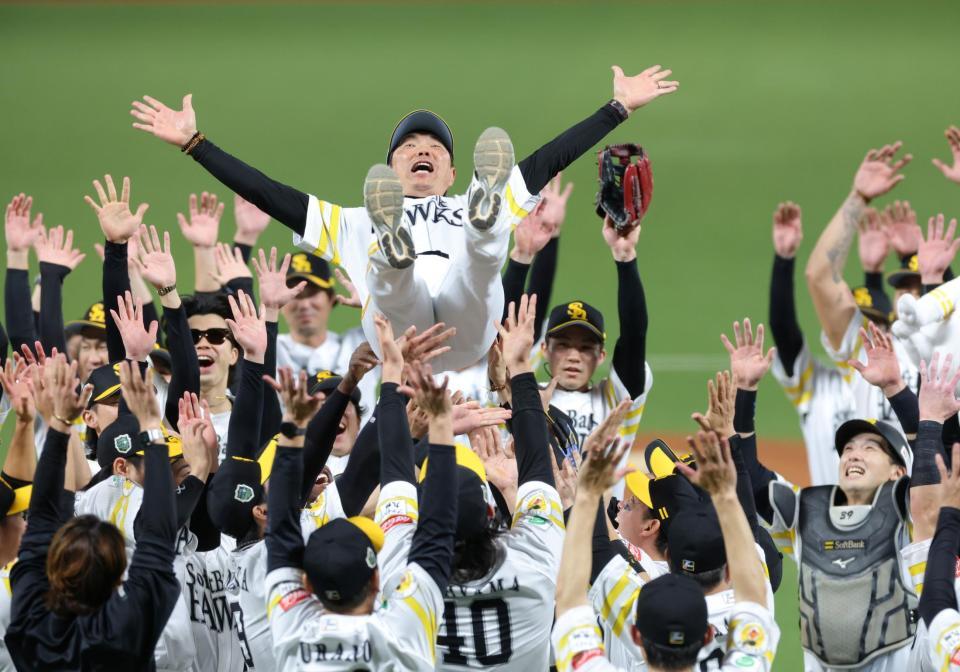 日本シリーズを制し、ナインの手で胴上げされて宙を舞う小久保監督（撮影・立川洋一郎）