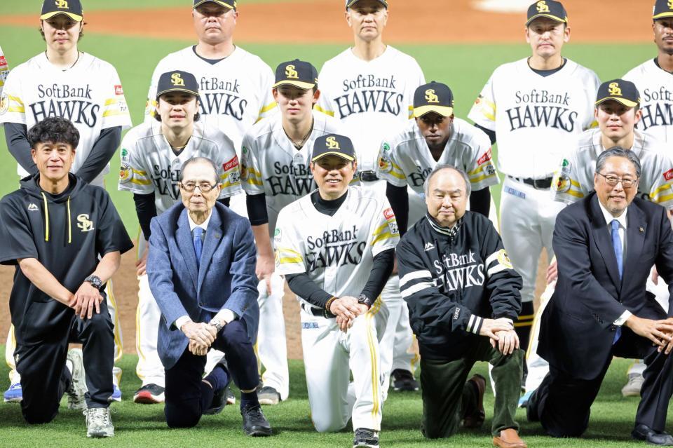 日本シリーズ優勝を飾り記念写真に納まる（前列左から）城島健司ＣＢＯ、王貞治球団会長、小久保裕紀監督、孫正義オーナー（撮影・立川洋一郎）