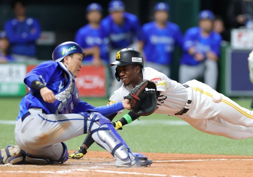 ９回、牧原大の適時打で生還するイヒネ（撮影・立川洋一郎）