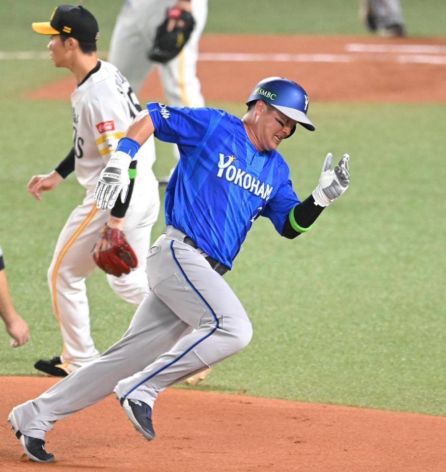 ６回、佐野の安打で三塁へ激走する牧（撮影・飯室逸平）