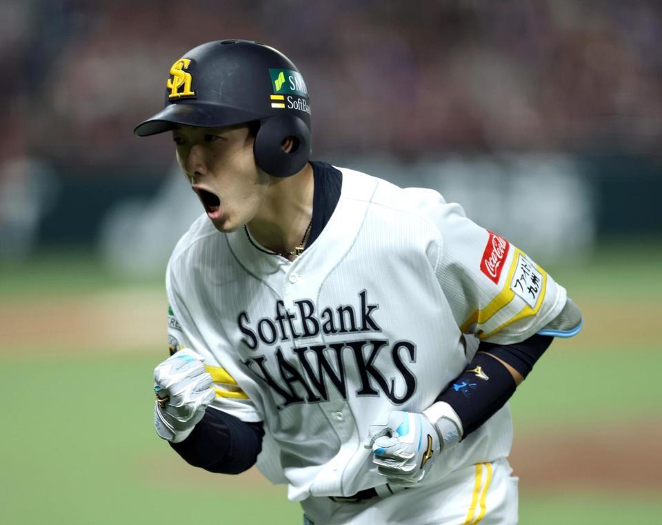 ６回、山本祐は犠飛を放ちガッツポーズを見せる（撮影・山口登）