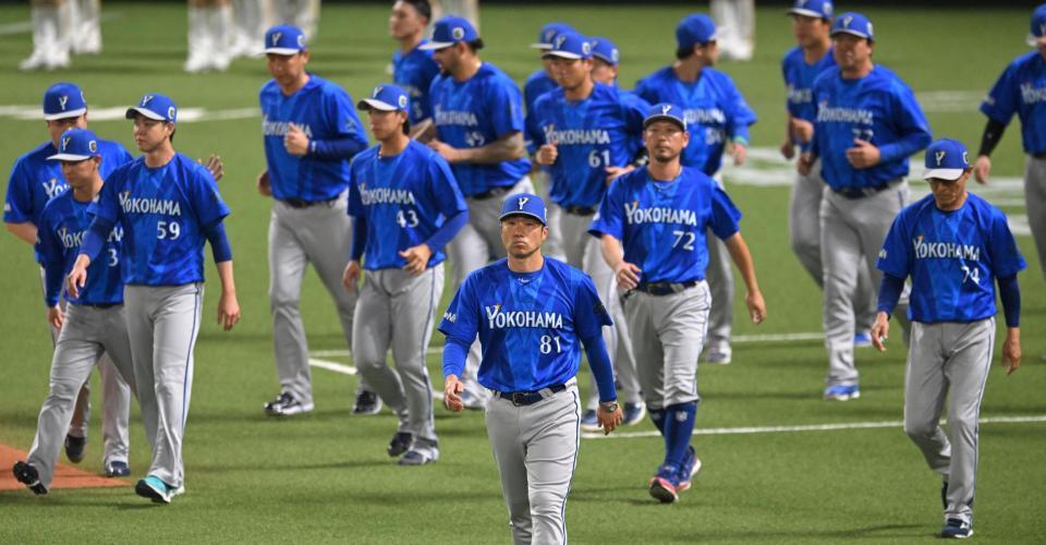 ファンにあいさつに向かう相川監督ら（撮影・飯室逸平）