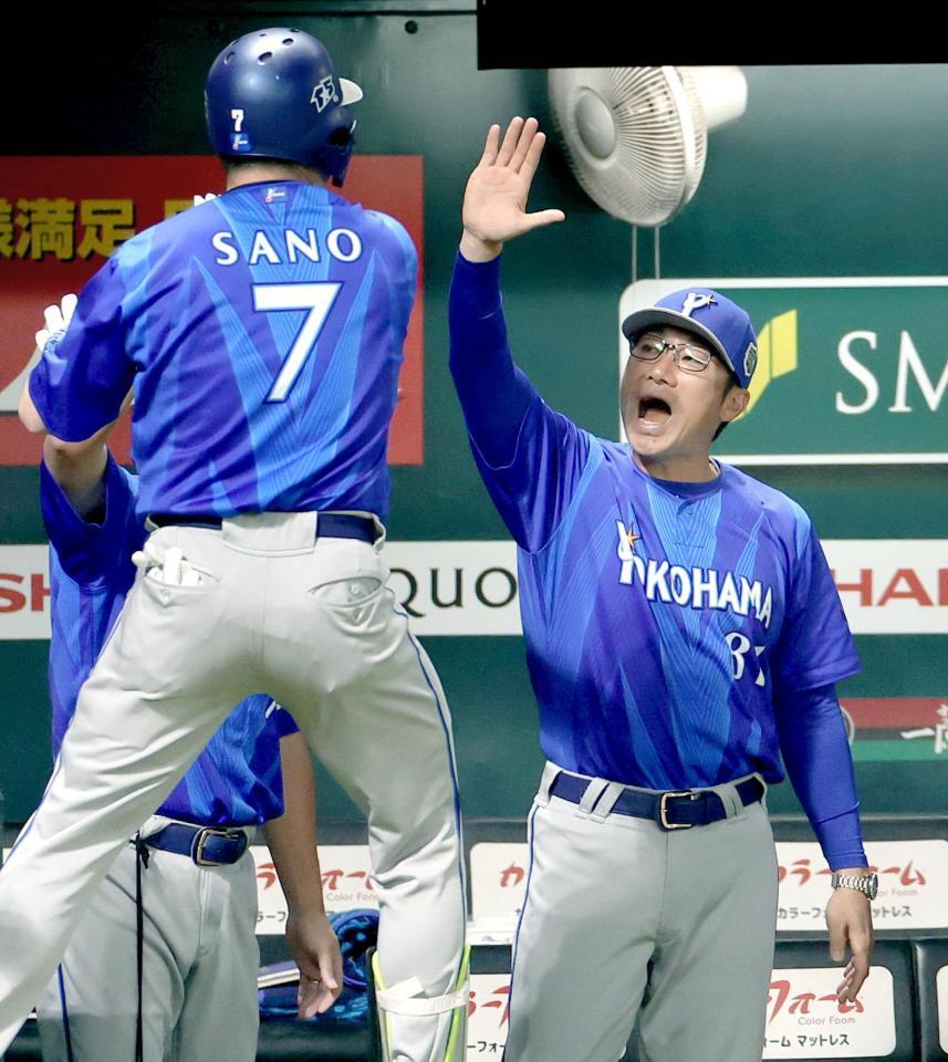 １回、先制２ランを放った佐野（左）を迎える相川監督