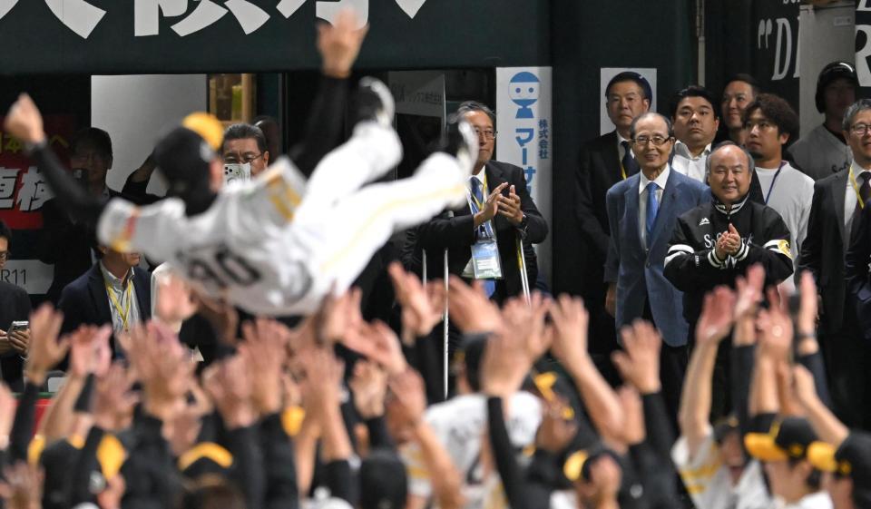 胴上げを見守る王貞治会長と孫正義オーナー（撮影・飯室逸平）