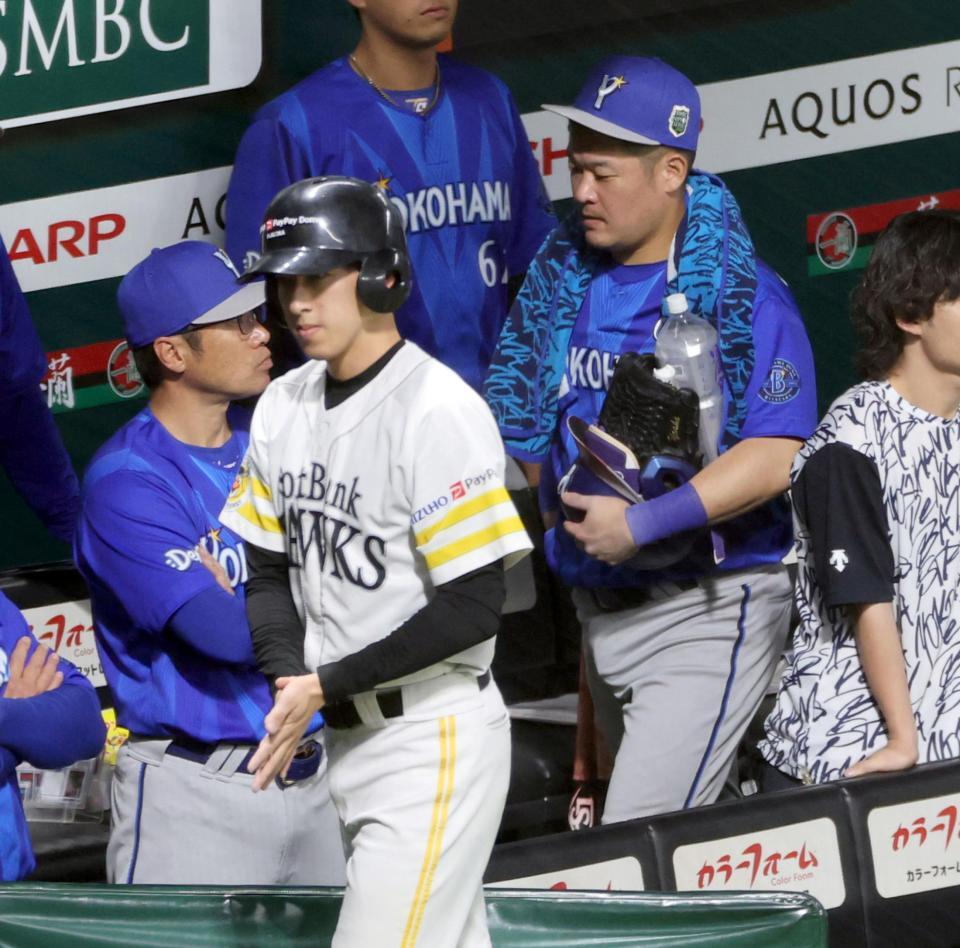日本一を逃し、ベンチ裏に向かう筒香（右）＝撮影・山口登