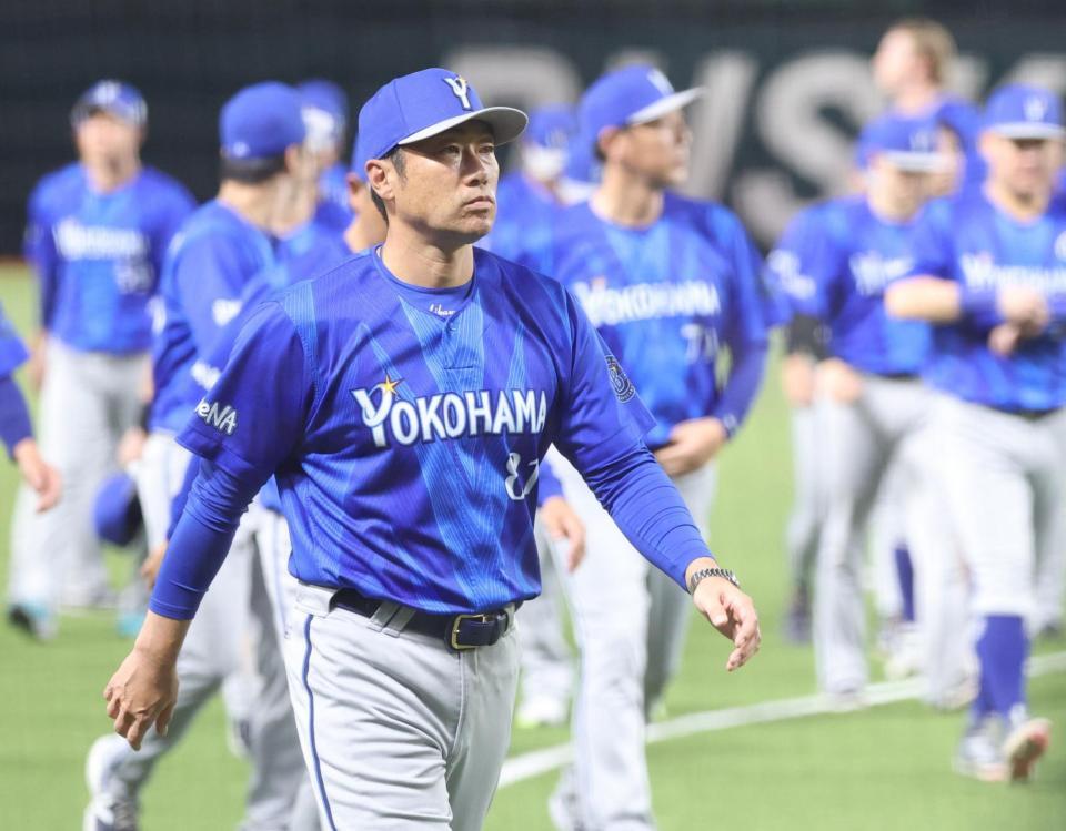 試合後、ファンにあいさつし引き揚げる相川監督