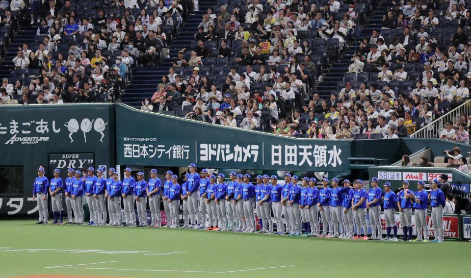 ４連敗で日本一を逃し、ベンチ前に整列するＤｅＮＡナイン　