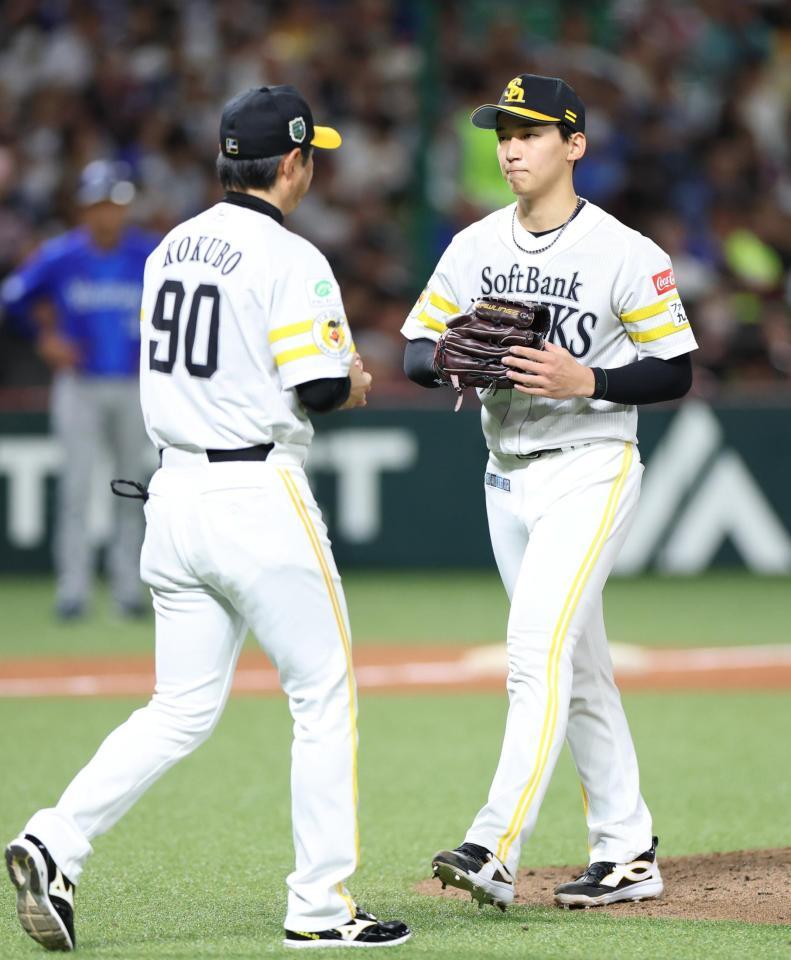 ５回、小久保監督（左）に投手交代を告げられる前田悠