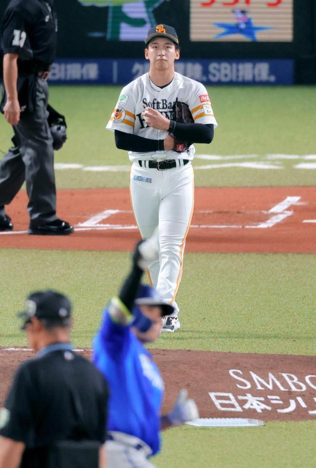 １回、佐野（手前）に先制２ランを浴びた前田悠
