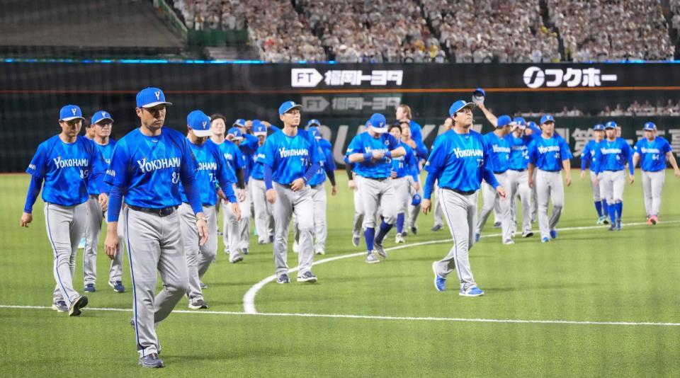ソフトバンクに敗れ、引き揚げる相川監督（手前左）とＤｅＮＡナイン