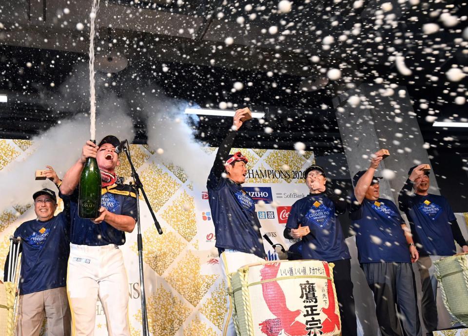 ビールかけのスタートさせる栗原（左から２人目）＝撮影・山口登