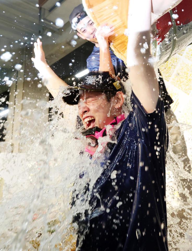 祝勝会でたる酒をかけられる鈴木豪