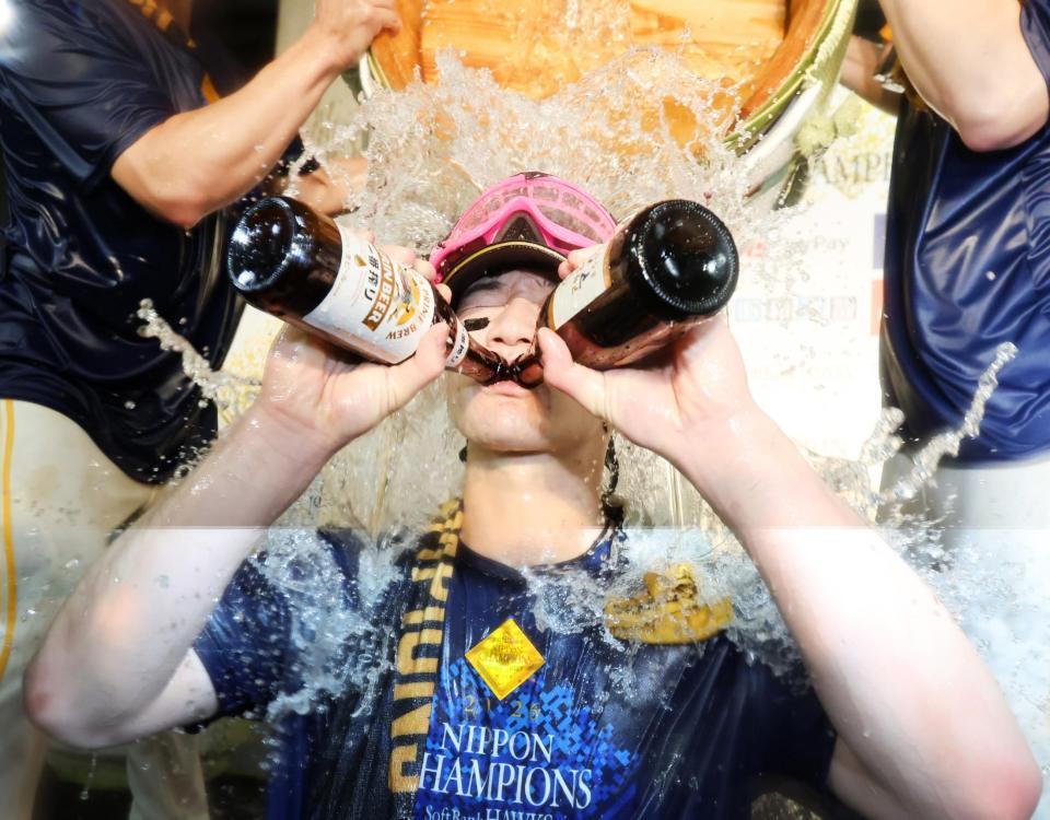 祝勝会でたる酒をかけられる正木