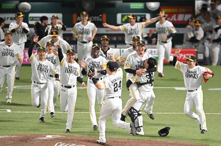 試合終了直後のソフトバンクナイン（撮影・飯室逸平）