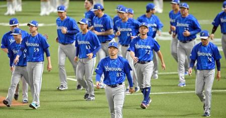 　ファンにあいさつに向かう相川監督（中央）ら（撮影・飯室逸平）