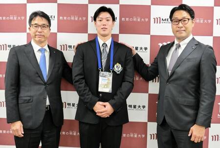 日本ハムにドラフト４位指名された明星大・加藤（中央）は、大渕スカウト部長（左）、伊藤スカウトの指名あいさつを受ける