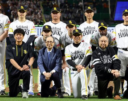 写真に納まる（左から）城島健司ＣＢＯ、王貞治会長、小久保監督、孫正義会長（撮影・山口登）