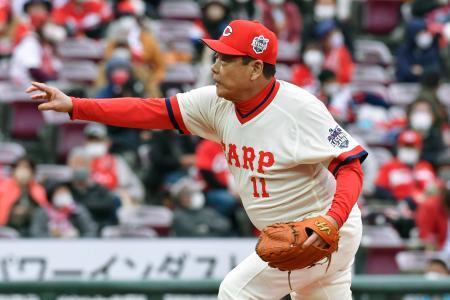 　「Ｃａｒｐ　Ｌｅｇｅｎｄ　Ｇａｍｅ」に参加した池谷公二郎さん＝２０２２年３月、マツダスタジアム