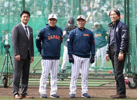 ２月の侍ジャパン合宿中にグラウンドで談笑した（左から）高橋由伸氏、村田善則バッテリーコーチ、井端弘和監督、松井秀喜氏（撮影・伊藤笙子）