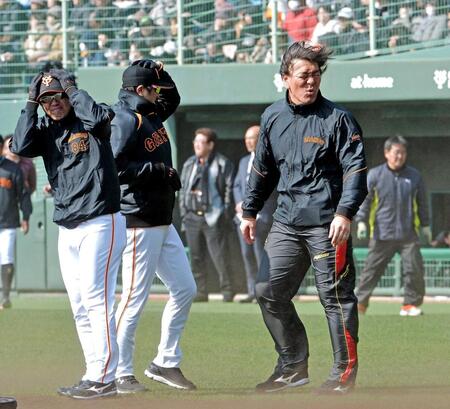 ２０１６年の宮崎キャンプで強風に顔をしかめる（左から）村田善則コーチ、高橋監督、松井臨時コーチ（撮影・堀内翔）