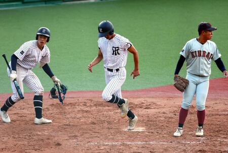 準決勝近大高専戦、生還する常葉大菊川・大石（中）＝２７日